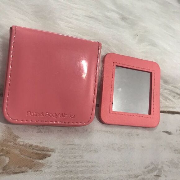 🦩 Bath & Body Works Pink Patent Compact Mirror travel size - Picture 1 of 8